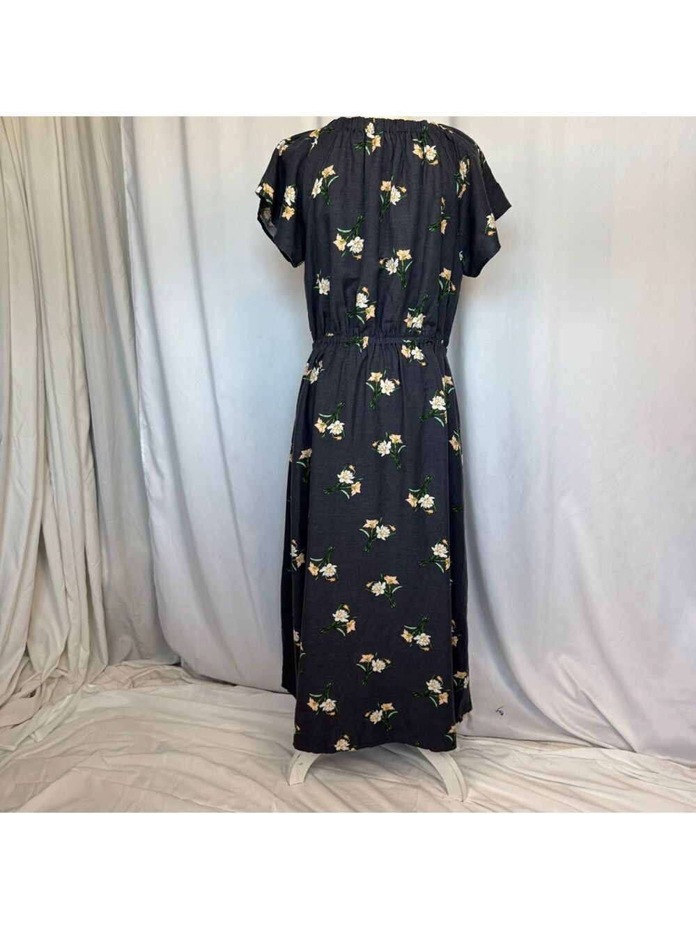 Loft Dress Midi Women's M Gray Floral Stretch Waist Neck Flutter Sleeves - Picture 3 of 15